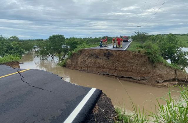 Três carros são 'engolidos' por cratera na rodovia SE-290 após fortes chuvas em Sergipe; uma morte foi confirmada