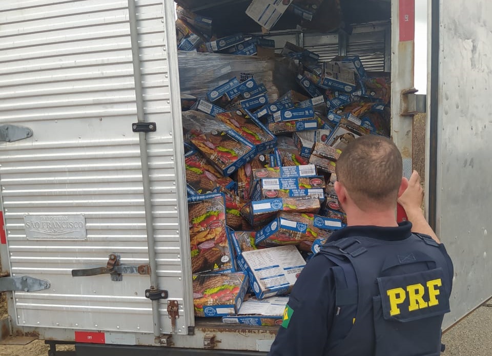 Homem é detido por transportar 700 quilos de carne de hambúrguer sem refrigeração