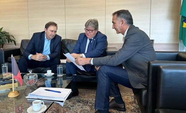 João Azevêdo e ministro Waldez Góes visitam obras do canal Acauã-Araçagi nesta quarta-feira