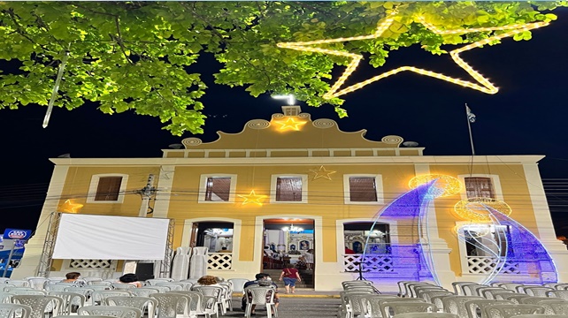 Trabalho de ornamentação natalina da praça Edvaldo Mota será concluído nesta quarta (30), e seguirá até a praça Getúlio Vargas