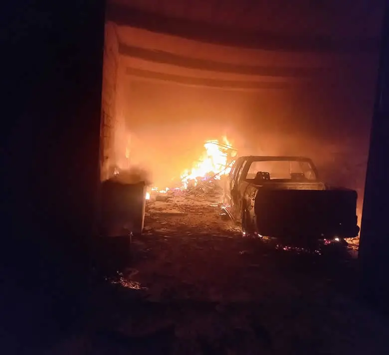 Incêndio destrói camionete, paredão de som e freezer em Monte Horebe