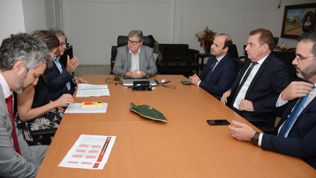 O governador João Azevêdo se reuniu, nesta quinta-feira (17), com representantes da Agência Brasileira de Promoção de Exportações e Investimentos (ApexBrasil), ocasião em que dialogaram sobre a atração de investimentos estrangeiros para setores da economia paraibana. O governador também recebeu o co