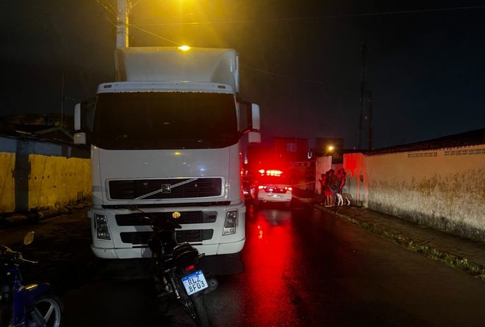Motociclista morre após bater em caminhão estacionado, na capital paraibana