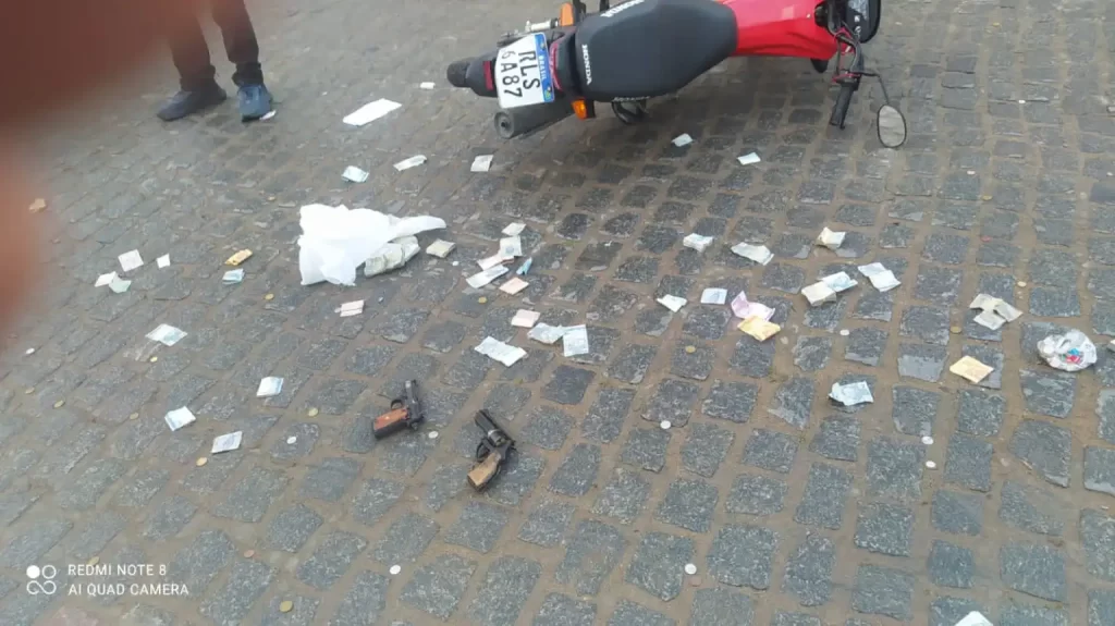 Assaltantes são baleados em confronto com a polícia e dinheiro fica jogado no chão, na PB