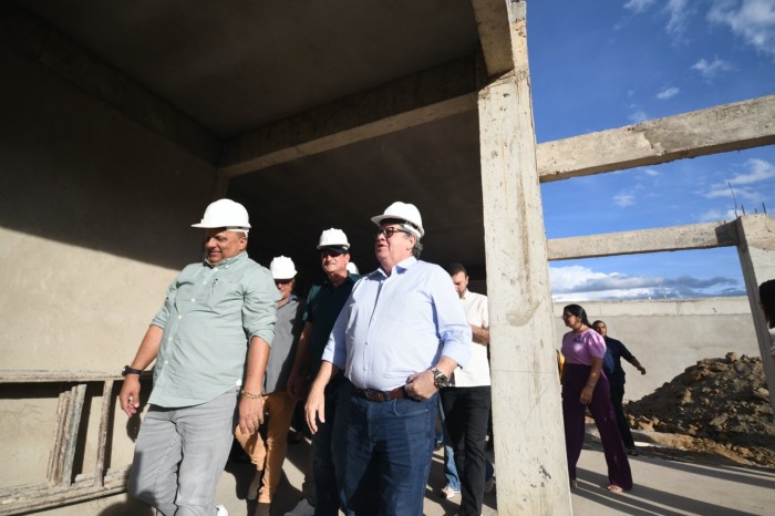 João Azevêdo inaugura pavimentação asfáltica, inspeciona obras de educação e anuncia novos investimentos em Princesa Isabel