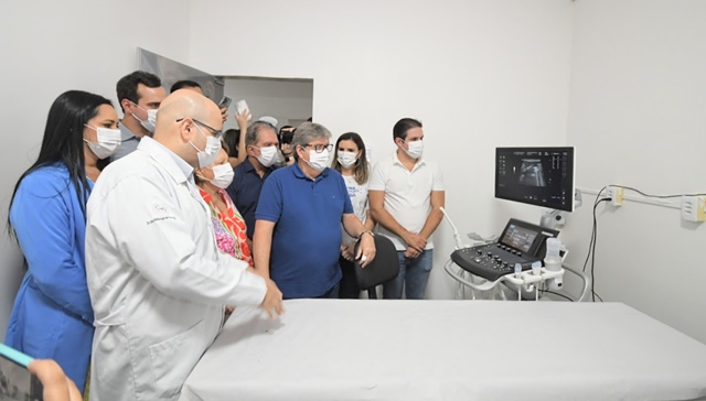 João Azevêdo entrega equipamentos de saúde, reforma de escola, inspeciona obras e autoriza novos investimentos em Patos 