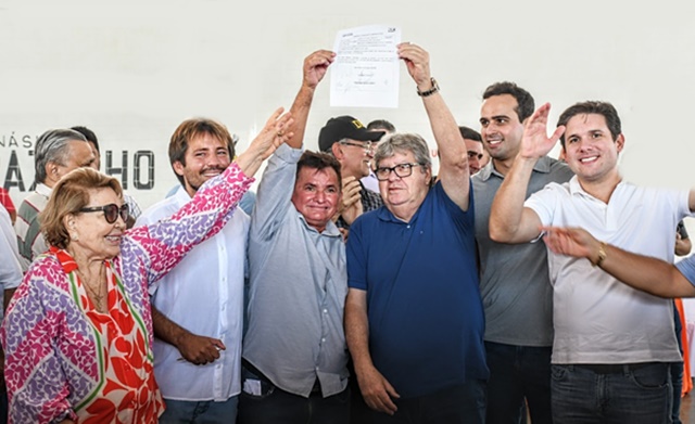 João Azevêdo autoriza obras e inaugura travessia urbana em Cacimba de Areia e Areia de Baraúnas