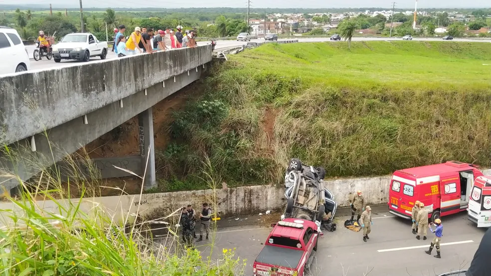 Mulher morre e outras duas pessoas ficam feridas após carro cair de viaduto na Grande João Pessoa