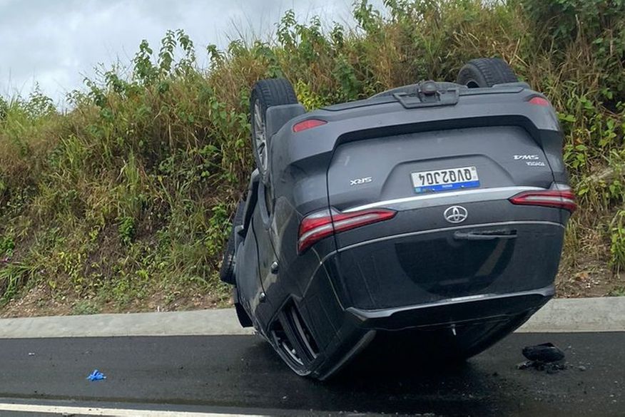 Carro capota na BR-230 próximo a posto da PRF, na Paraíba