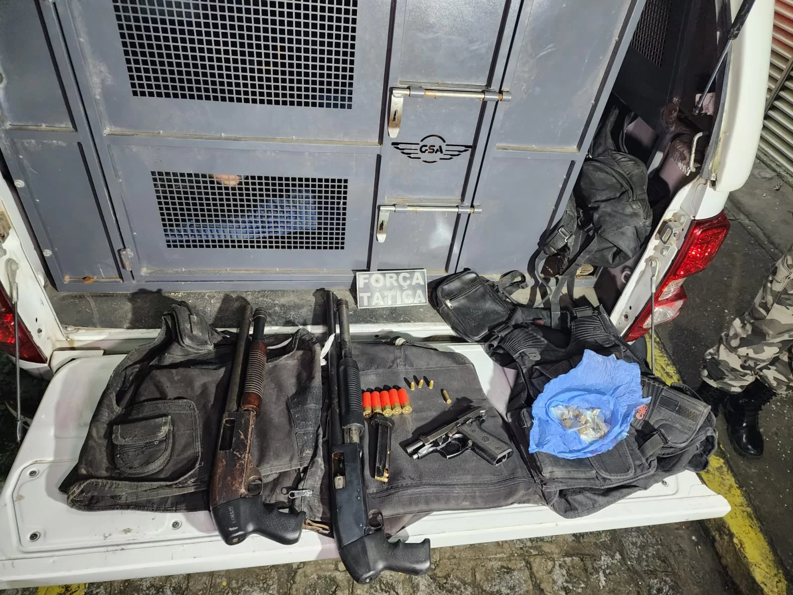Operação da PM, na Paraíba, prende dois suspeitos de crimes e apreende armas e munição