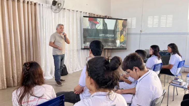 Arte urbana em destaque: Artista de Patos leva criatividade às escolas