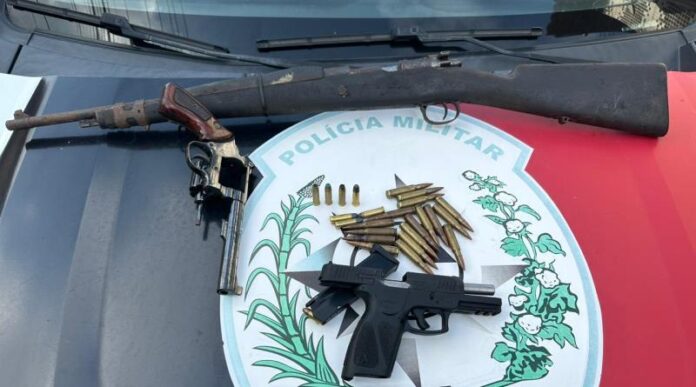 Mais de 30 munições, fuzil e duas armas são aprendidas com suspeitos de envolvimento em ataques na grande JP