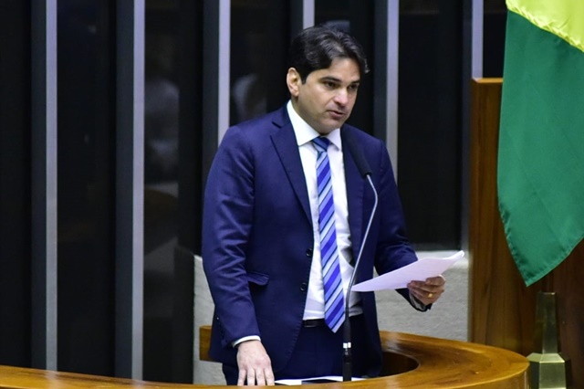 PL de Murilo Galdino propõe isenção na taxa da inscrição em concursos públicos para mães solo
