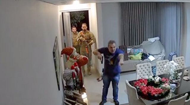 Sem mandado, delegado arromba porta, invade casa e diz que vai “estourar cabeça” de moradora – VEJA VÍDEO