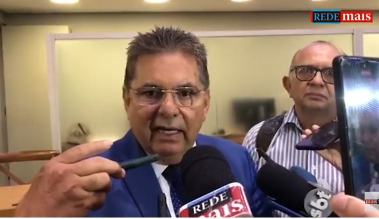 VÍDEO: Adriano Galdino condena pedido de pensão a político que tem ‘bom’ salário: “Não merece” 