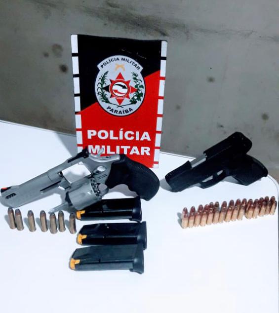 POLÍCIA MILITAR APREENDE DUAS ARMAS DE FOGO EM CACIMBAS-PB