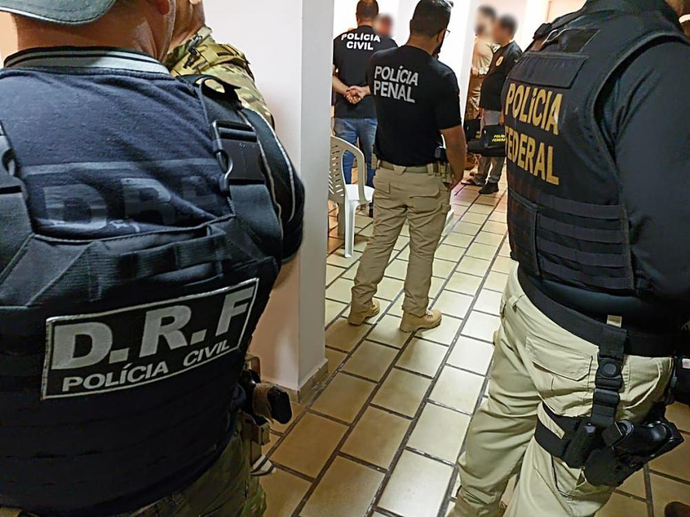 Operação investiga tráfico de drogas e apadrinhados de facção criminosa em CG