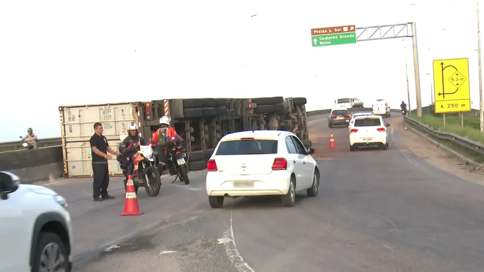 Carreta tomba no viaduto de Oitizeiro e deixa trânsito lento nas BRs 101 e 230, em João Pessoa