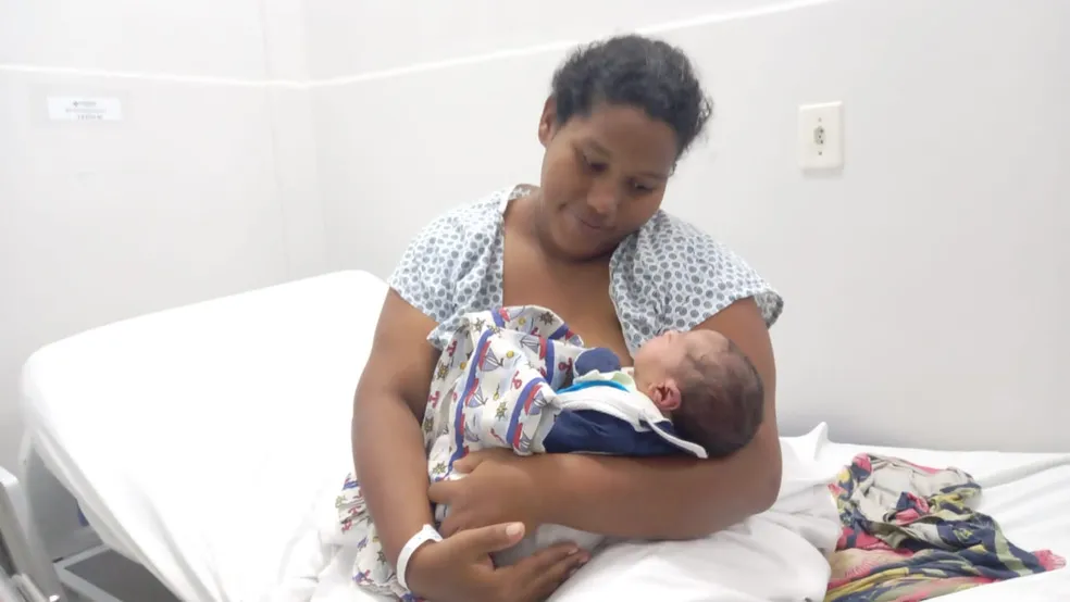 Mulher que deu à luz em estação de trem um dia após descobrir gravidez recebe doações para o bebê