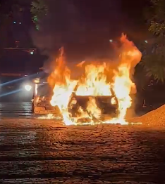 Carro pega fogo no centro de Cajazeiras, no alto sertão paraibano