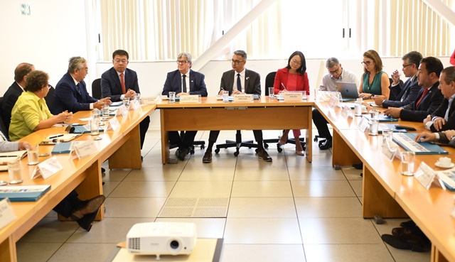 João Azevêdo se reúne com diretoria da Anvisa e discute implantação de fábrica de insulina na Paraíba