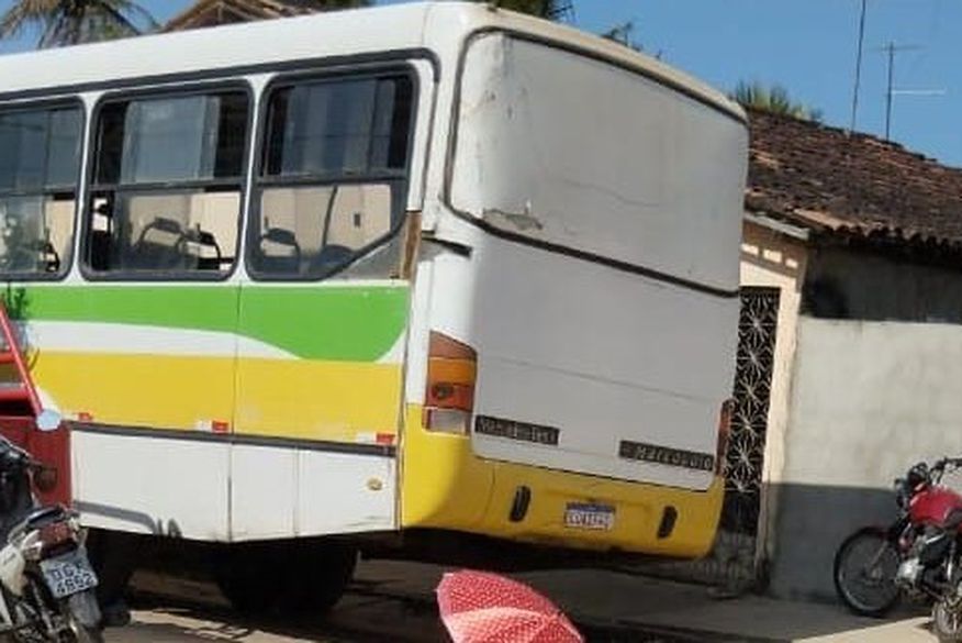 Motociclista bate em traseira de ônibus e morre, na Paraíba