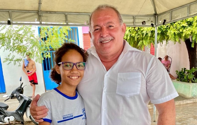 Prefeitura de Patos realiza entrega da quarta remessa de óculos aos alunos da rede municipal de ensino 