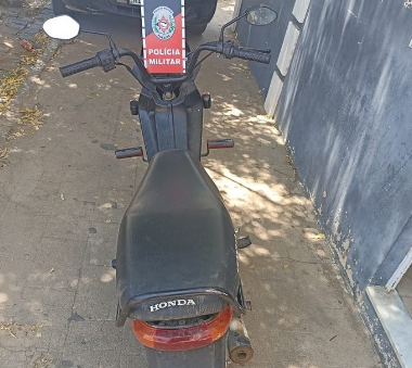 Polícia Militar recupera moto preta com restrição de roubo em Paulista