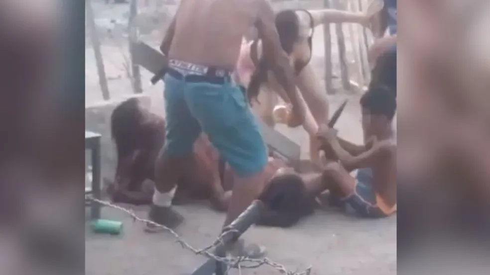 Em meio a briga, criança segura mão de mulher armada e impede golpes de faca no Ceará