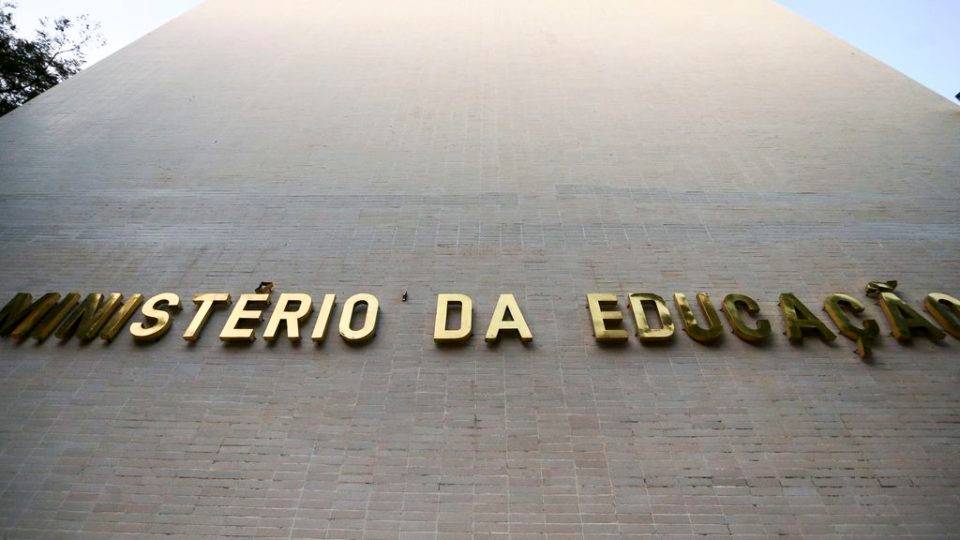 MEC volta atrás e desbloqueia os R$ 366 milhões de universidades e institutos federais, dizem entidades