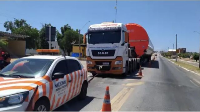 PRF prende motorista de carreta embriagado transportando uma torre eólica em Pombal