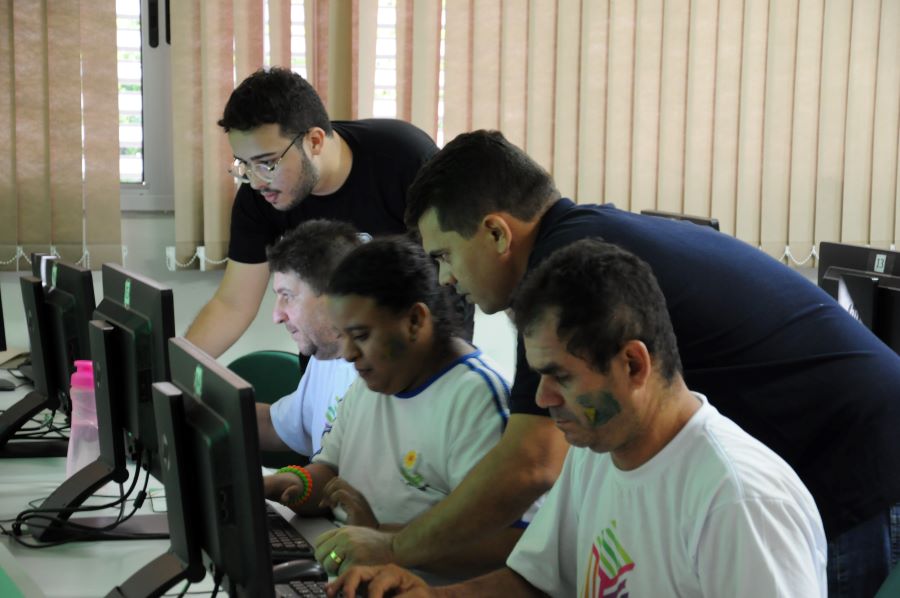 Em Patos, excepcionais da APAE recebem aulas de informática por meio de projeto entre a UEPB e o IFPB