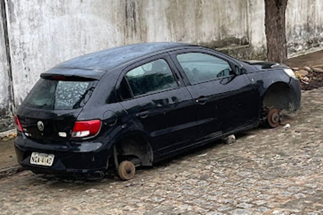 Carro estacionado na rua tem rodas furtadas, no alto sertão da PB