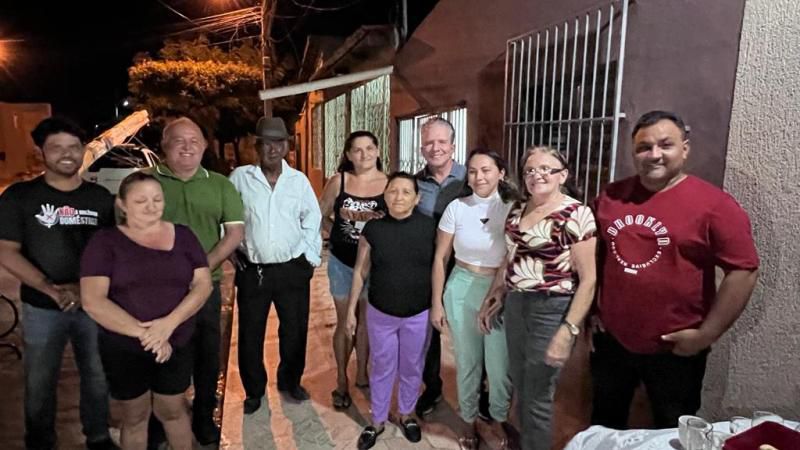 Pavimentação: moradora reconhece serviço e agradece por gestão solucionar problemática de lama e poeira na sua rua