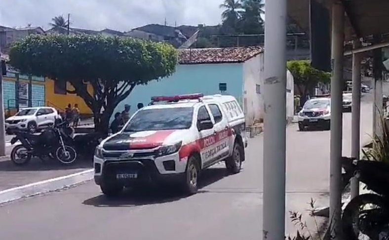 Troca de tiros entre bandidos e policiais termina com dois mortos e moto roubada recuperada na Paraíba