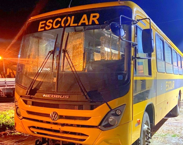 Vídeo: Homens atiram contra ônibus escolar e atingem motorista e estudante, na Paraíba