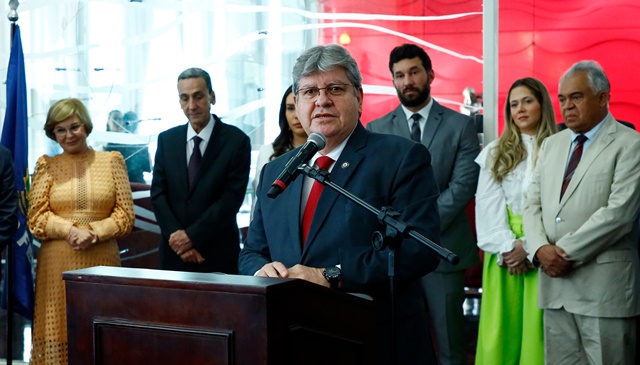 João Azevêdo prestigia lançamento de livro em homenagem a José Maranhão e destaca legado de ex-senador