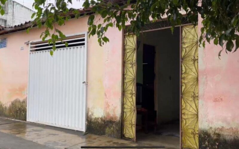 Vizinhos invadem casa e esfaqueiam idosa até a morte devido a briga por som alto 