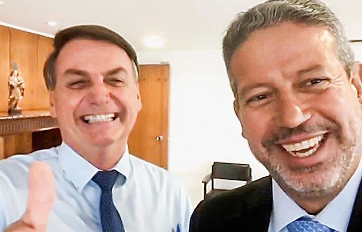 Arthur Lira concede aposentadoria a Jair Bolsonaro pelos 28 anos em que ele atuou como deputado federal