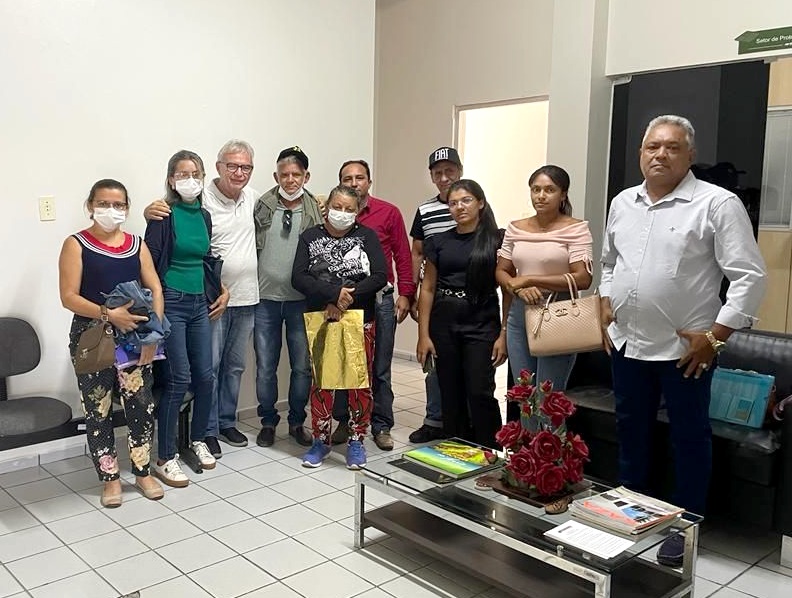 Hermano Wanderley acompanha moradores do Assentamento Nova Espinharas (Tijolos) à sede do INCRA em João Pessoa
