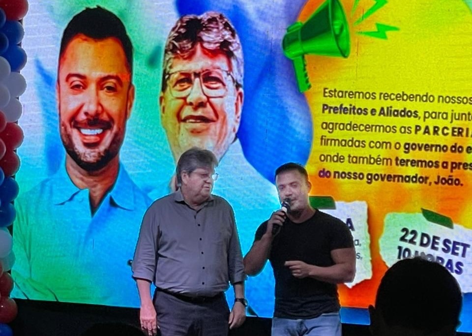 João Azevêdo recebe apoio de deputado estadual Caio Roberto e sua base durante confraternização com prefeitos