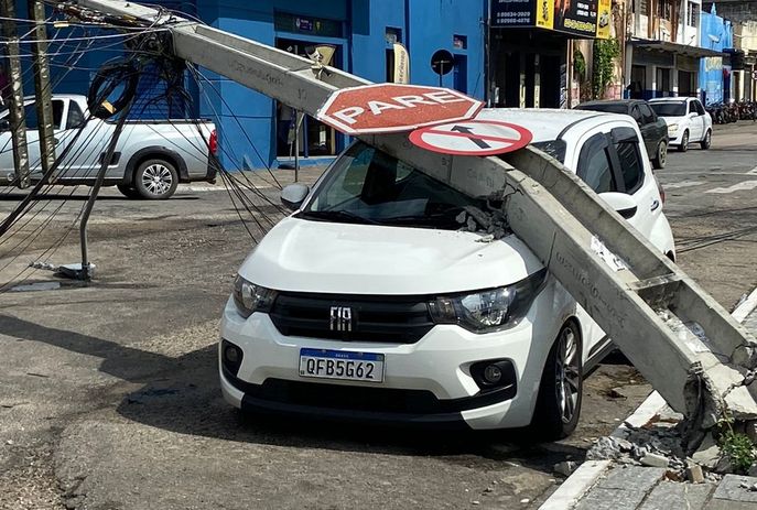 Caminhão bate em fiação elétrica e derruba poste em cima de carro, no Centro de JP