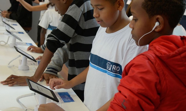 Governo vai conectar 138,4 mil escolas até 2026 
