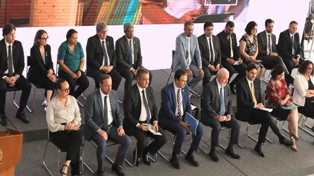 Ao lado de Lula, João Azevêdo participa de lançamento de programa voltado à ampliação da conectividade nas escolas públicas