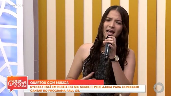 Cantora santerezinhense faz apresentação na TV Tambaú; assista