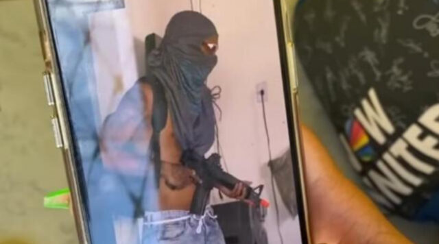 PM recebe denúncia que grupo encapuzado havia invadido casa e se depara com influencers gravando vídeos para Tik Tok, na Paraíba. Vídeo