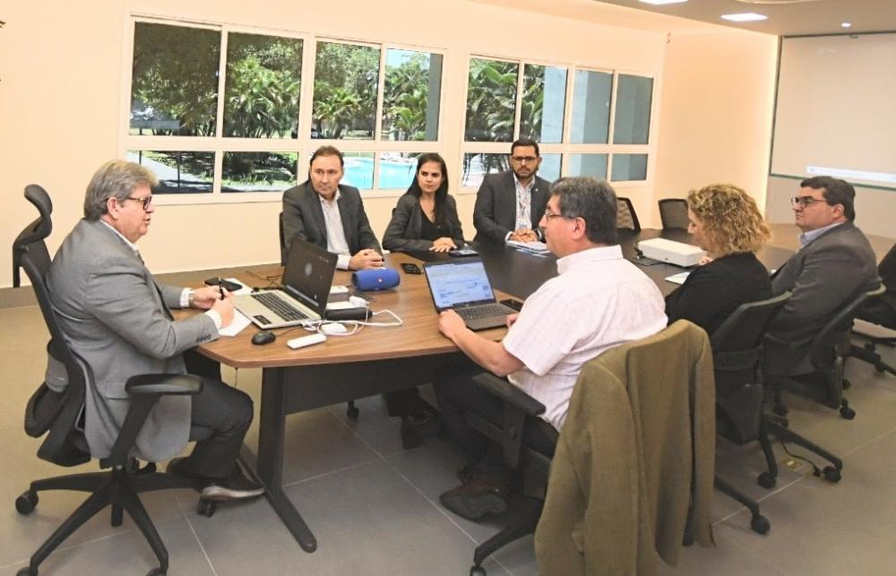 João Azevêdo se reúne com representantes do Banco Mundial e define cronograma para início da obra da Adutora do Cariri
