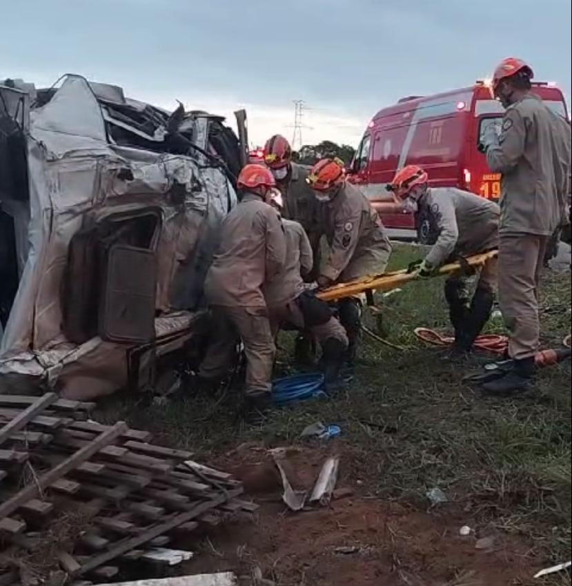 Pai morre e filho fica ferido em acidente envolvendo caminhão, na Paraíba