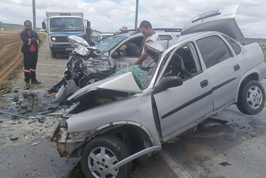 Colisão frontal entre dois carros deixa três mortos e dois feridos na BR-230 na manhã desta segunda-feira, 09/10 