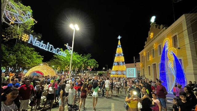 VÍDEO: Lançamento com chegada do Papai Noel e acendimento da decoração, encanta multidão na Praça Edivaldo Mota